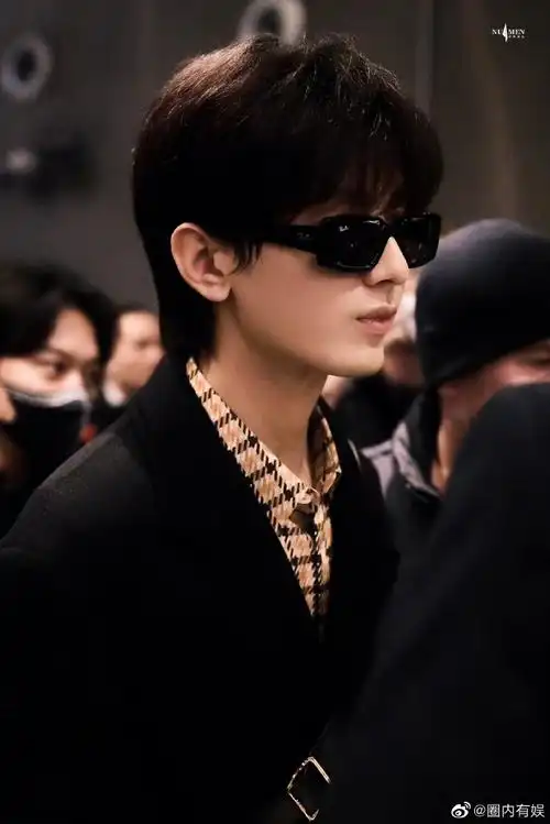 成毅推墨镜##成毅扶墨镜