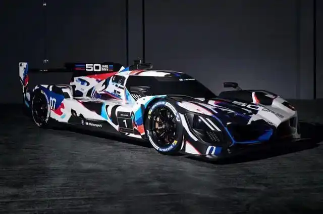 m经典三色所构成的迷彩涂装,还融入了过去五十年间的各式经典赛车涂装