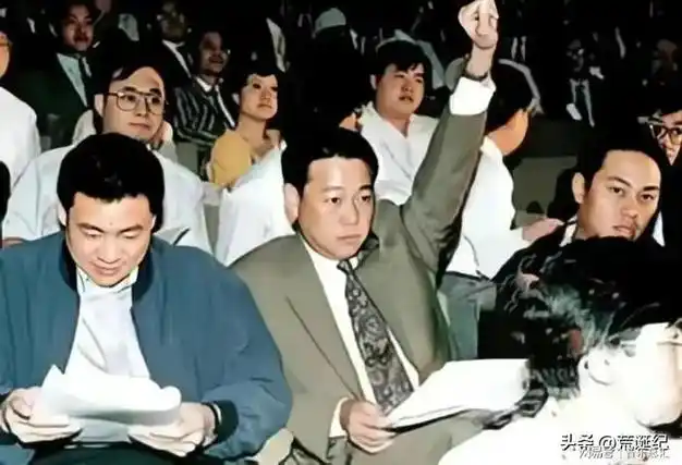 在专营豪宅买卖期间,罗兆辉先后结识了郑裕彤,刘銮雄,陈国强等香港