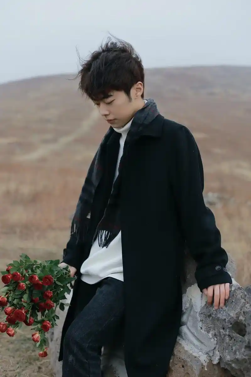 山野万里#男生写真 #男生拍照姿势 #清冷感 #情绪风 #写 - 抖音