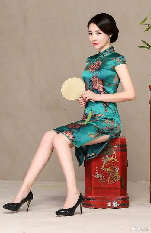 绚丽多姿的真丝旗袍能在夏日穿出她的贵妇风格吗