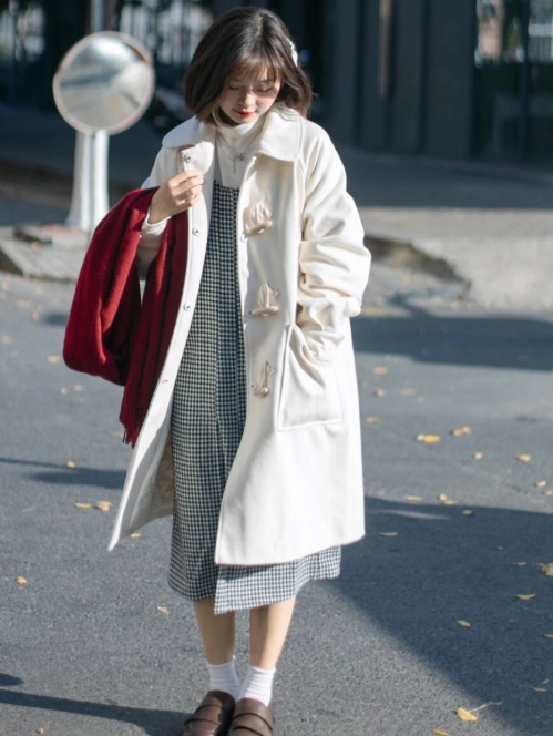 小个子女生的冬季穿搭指南身穿牛角扣大衣简约洋气超好看