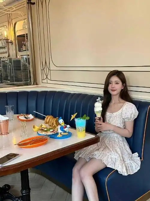 赵露思的穿搭教科书茶歇风连衣裙展现她的时尚魅力