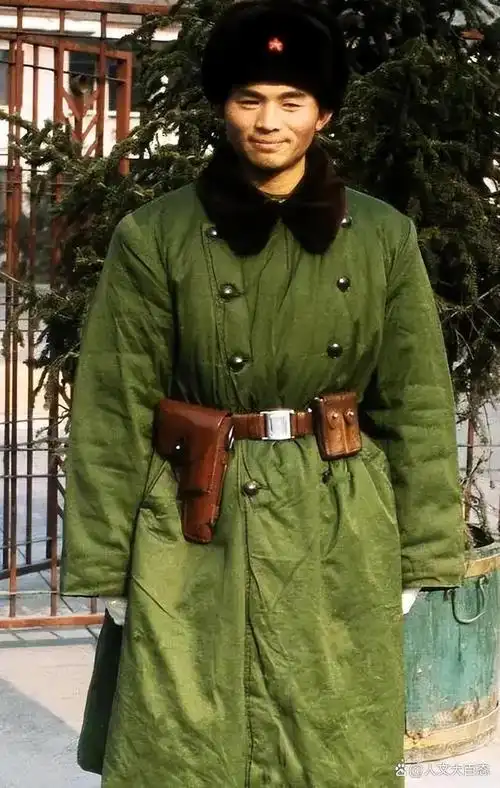 中国军大衣流行海外,风靡全网,老外纷纷为之倾倒!