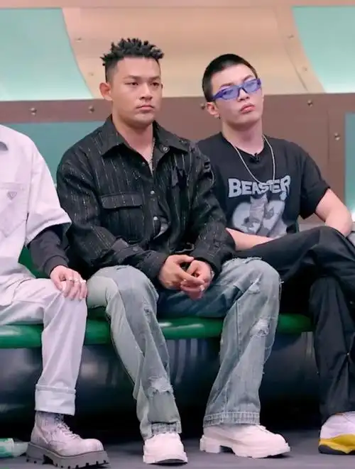 黄旭上身我家品牌裤子啦