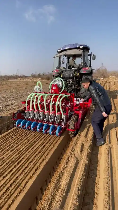 青岛大顺牵引式旋耕起垄滴灌气吸播种一体机,蔬菜播种机,药材播种机.