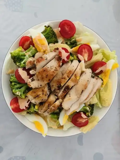 大碗妹妹做的减脂鸡胸肉轻食沙拉