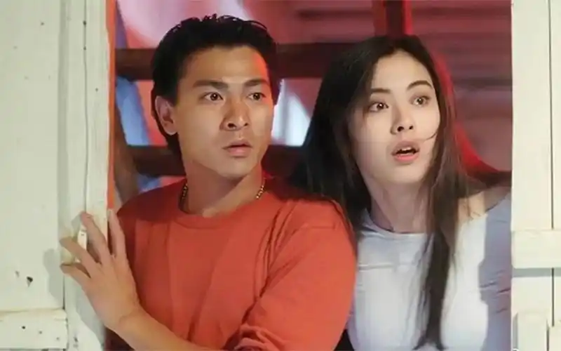 王祖贤坐在刘德华腿上时,谁注意华仔手放的位置,真不愧是天王!