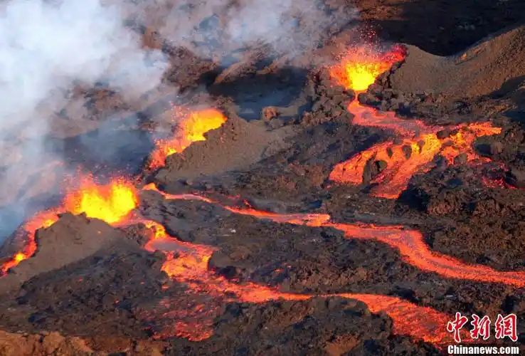 法国弗尔乃斯火山喷发熔岩流