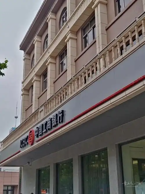 是东北角的原章丘百货大楼(东大楼)车站街贯穿南北,南通莱芜北达邹平