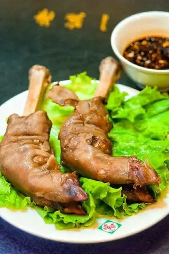 羊蹄,采用传统酱汁而成,是喝酒的佳肴