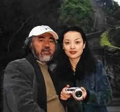 著名导演张纪中3段婚姻4个孩子3个妈娇妻比他小31岁