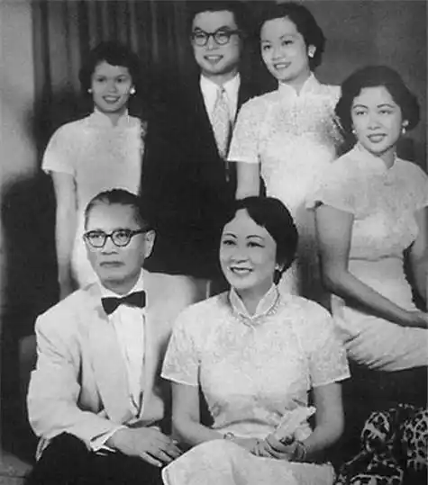 但这个世界上没有如果,盛爱颐一直到32岁才嫁给了庄夫人的内侄庄铸九