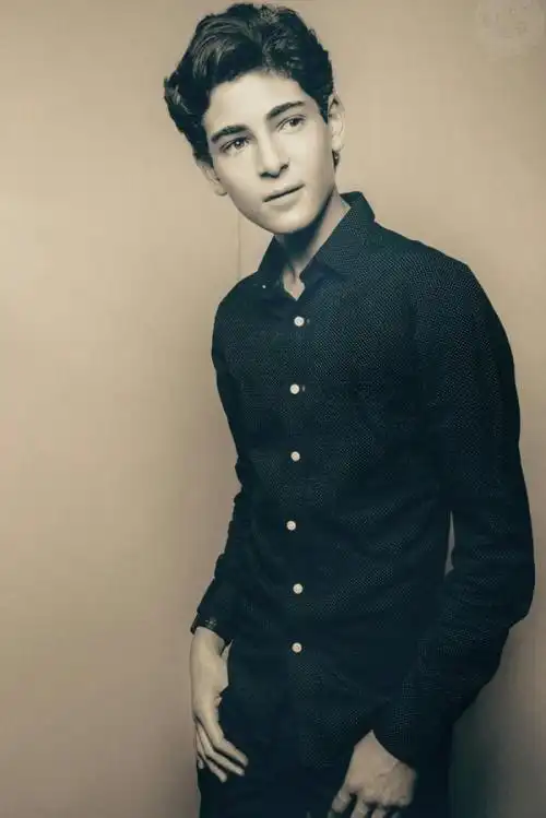 大卫马佐兹 david mazouz