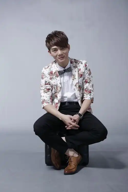 还可以爱谁》是2010年 a target="_blank" href="/item/六哲/5532060"