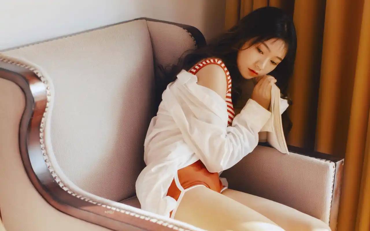 白衬衣性感美女大长腿私房诱人写真图片壁纸