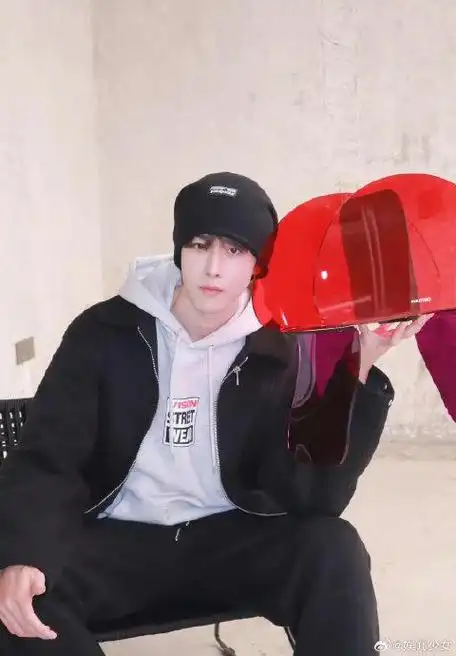 男明星元宵节营业照,宋威龙,张凌赫,许凯,张新成,曾舜晞……|张凌赫