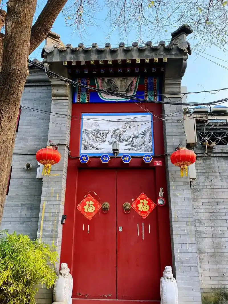 老北京四合院大门上,有两个或四个木钉,叫门簪,门簪上面有吉祥 - 抖音