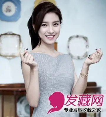 女生们都会打理的一款简单韩式马尾辫扎发,高马尾搭配侧分的长斜刘海