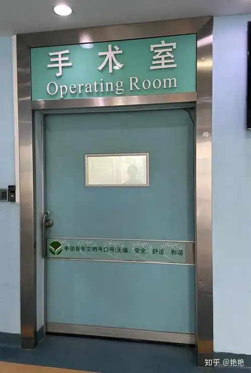 我和沐沐奶奶焦急的在手术室门外等着.