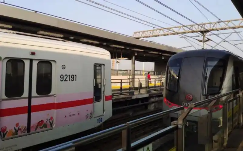 上海地铁一号线呼兰路站:前辈与后辈之两列车出站——钢二(01083)(往