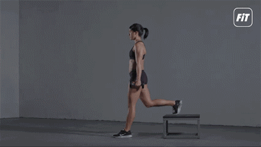 针对下肢的阻力训练,哑铃保加利亚分腿蹲.