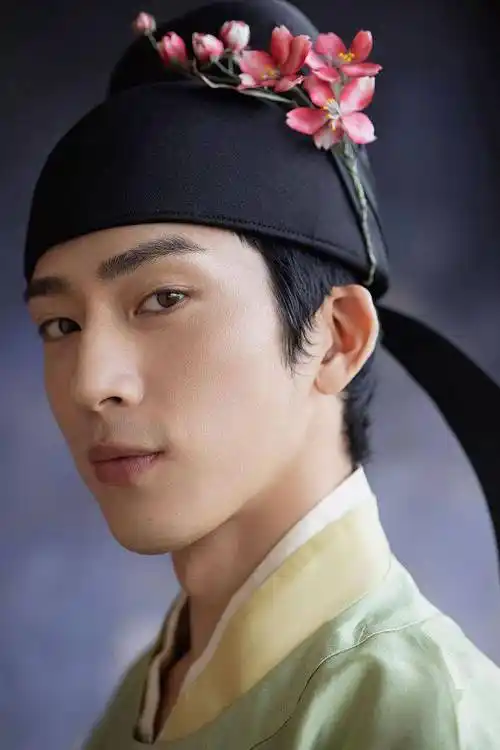 井柏然央视中秋晚会写真变贵公子古装扮相温文尔雅拉满期待值