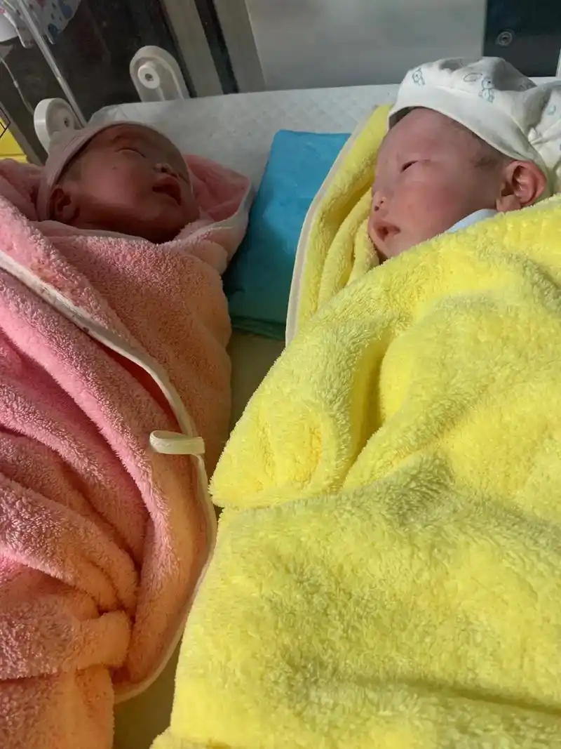 双胞胎宝宝成长记 #我家的两个小可爱 报喜啦,我升级啦!女 - 抖音
