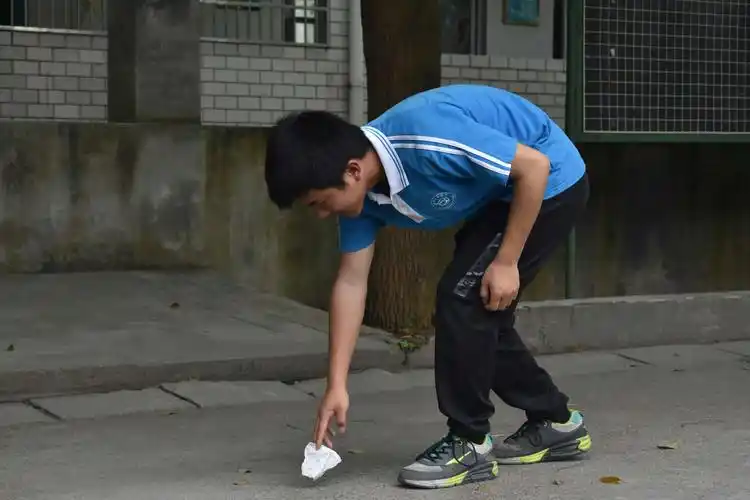 教育家说:"环境是塑造人的摇篮."若人人都愿意弯弯腰,捡起地上的垃圾.