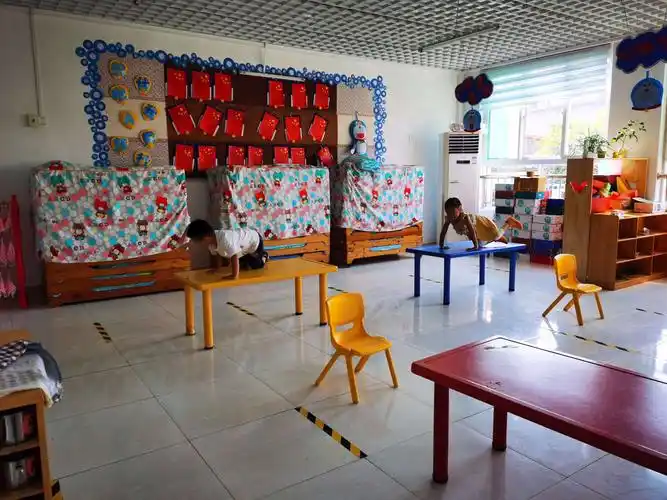 "桌子椅子变变变"———张夏中心幼儿园小百合班室内体育小游戏