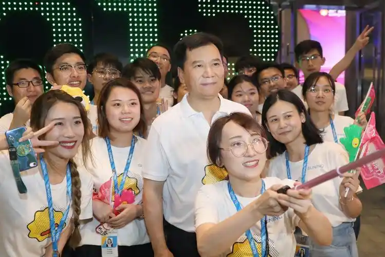 苏宁818庆功宴中,苏宁控股集团董事长张近东与员工合影