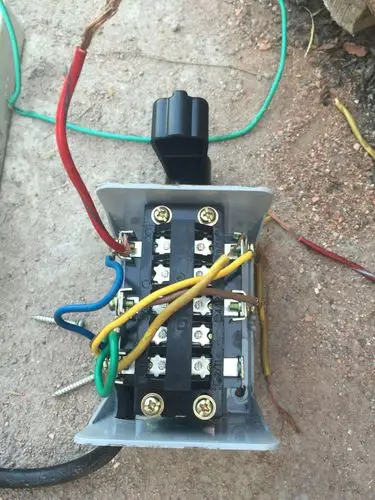 请问6个接头的倒顺开关如何接4根线?