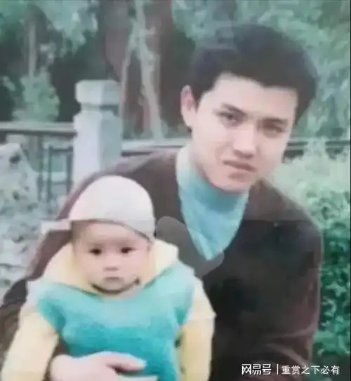 吴亦凡家庭背景深厚,据公开资料显示,妈妈吴秀芹毕业于武汉大学,爸爸