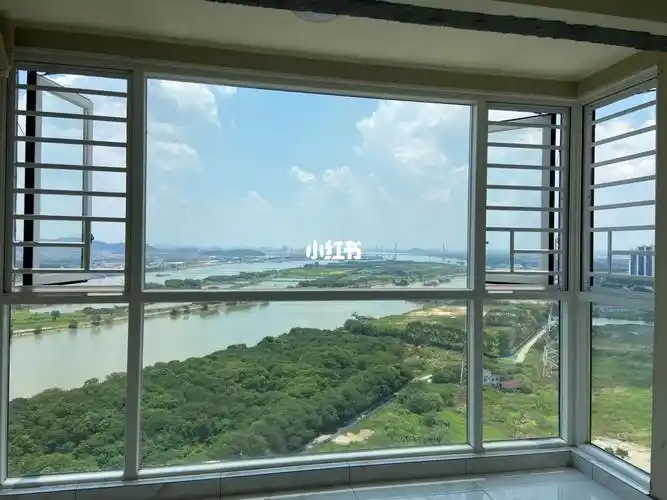 原木风强烈要求的白色断桥铝封窗