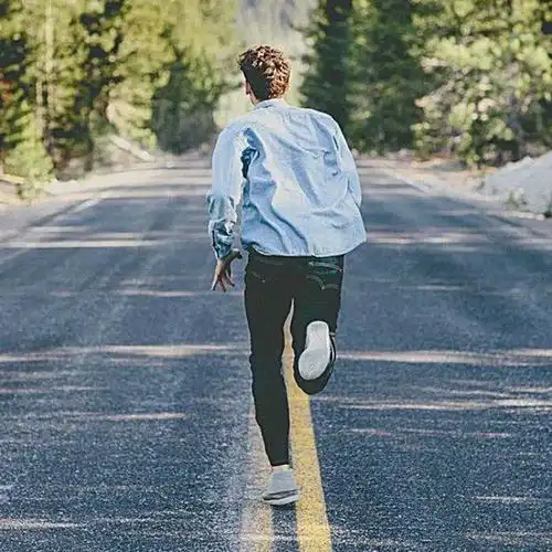 男生奔跑背影头像图片