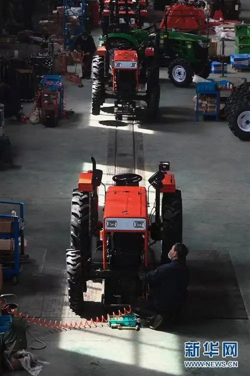 浙江宁波:拖拉机厂赶工 保障春耕备耕