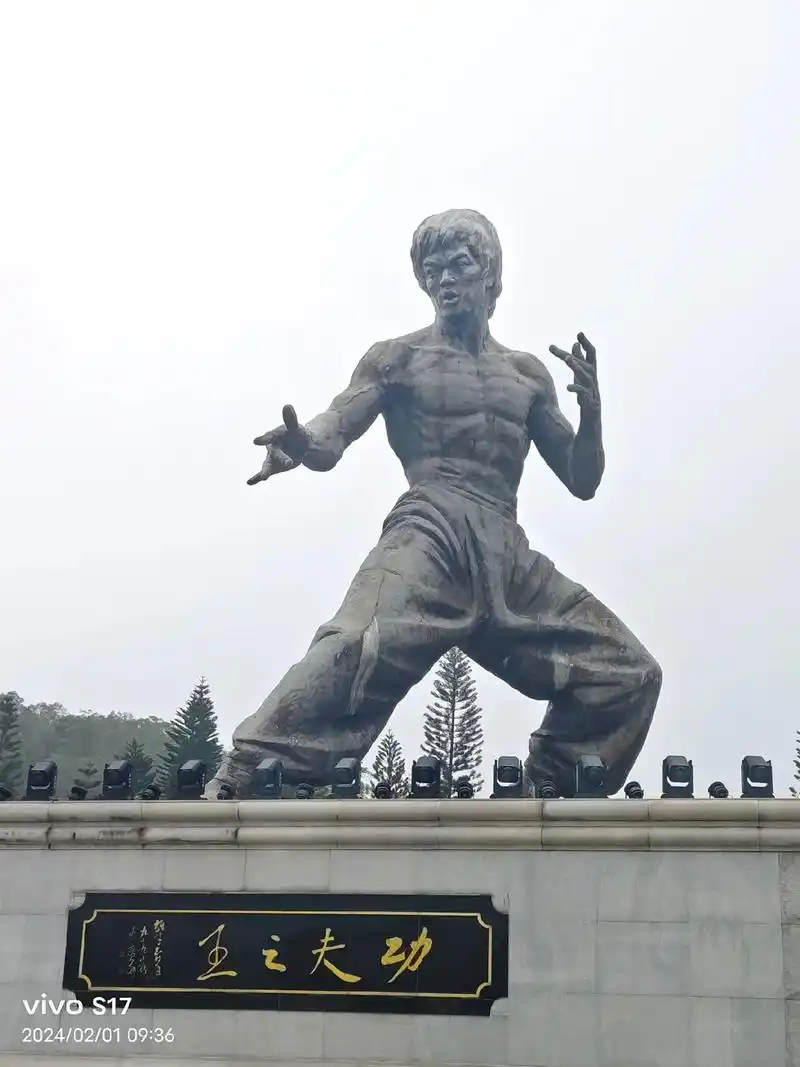 早上驱车来到顺德均安镇的李小龙乐园.