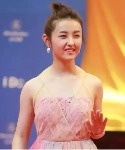 张子枫近照曝光,从肩膀手臂曲线就能看出:《往生》伙食确实很好