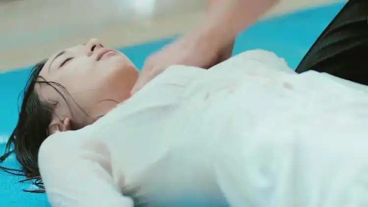 男子为救溺水美女主动趴下做人工呼吸这下男子真是赚到了