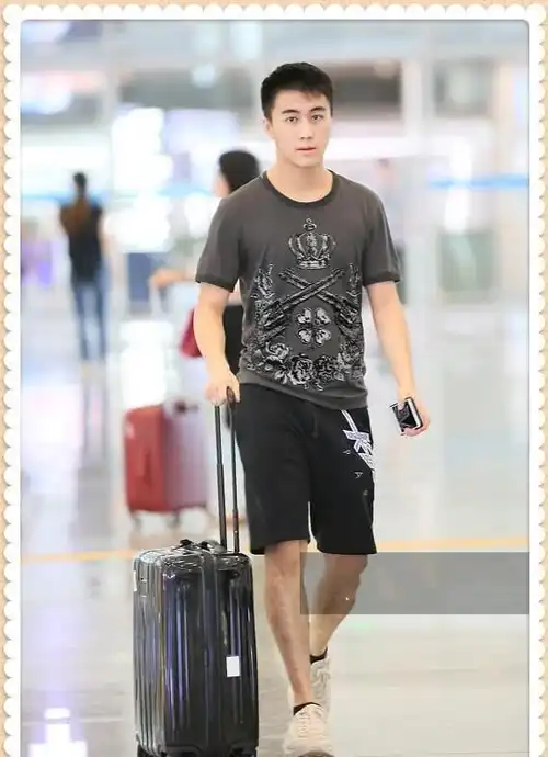 看了何猷君的机场照,再看看奚梦瑶,网友直呼:这也太像情侣装了