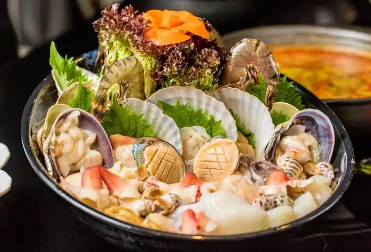 这家榴莲火锅涮5a和牛超香!12种海鲜巨型拼盘看到我走不动路!