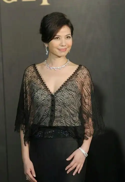 钟楚红一点不服老,穿裹身裙配爆炸头个性不羁,62岁比26岁还招摇插图8