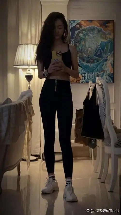 在照片中,杨蓉身着紧身运动装,正站在健身房里进行训练.