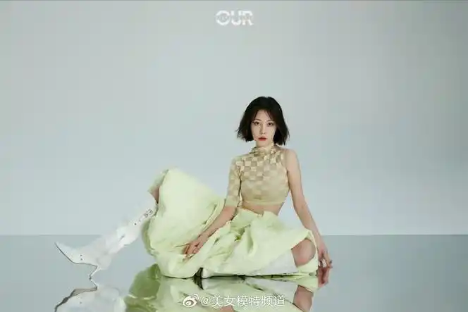 李溪芮清新色彩封面写真大片