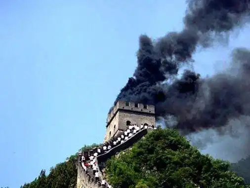 在古时候,人们在边塞建了烽火台来预警敌人来犯,只要一把火就能向数十