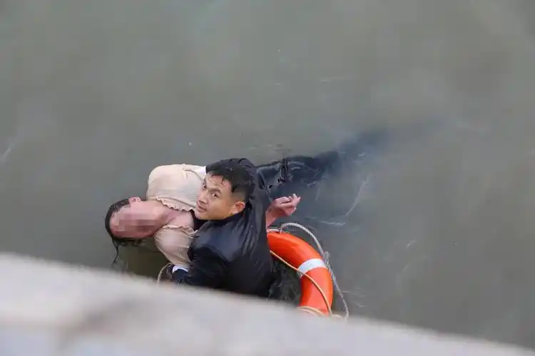 女子外滩跳江轻生,执勤武警纵身一跃