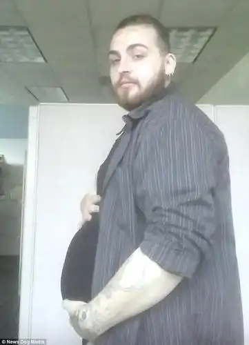 跨性别男子二度怀孕 秀出四个月孕肚