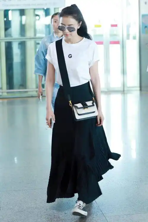 高圆圆终于换发型穿白t恤配黑色半身裙走机场半扎发型更气质