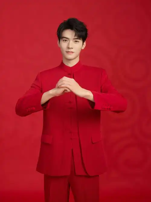 红衣真好看!红红火火!再红一点也不怕～—#龚俊#@龚俊simon