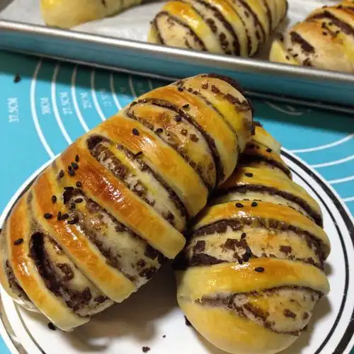 小米儿暖做的红豆沙面包卷——好吃得不得了#皮黑森林